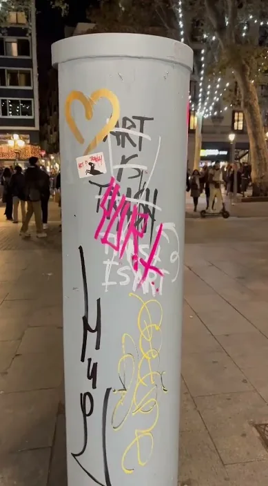 アートはゴミ (El Arte Es Basura) – バルセロナのストリートアート：Francisco de Pájaro による Art Is Trash の動画のワンシーン