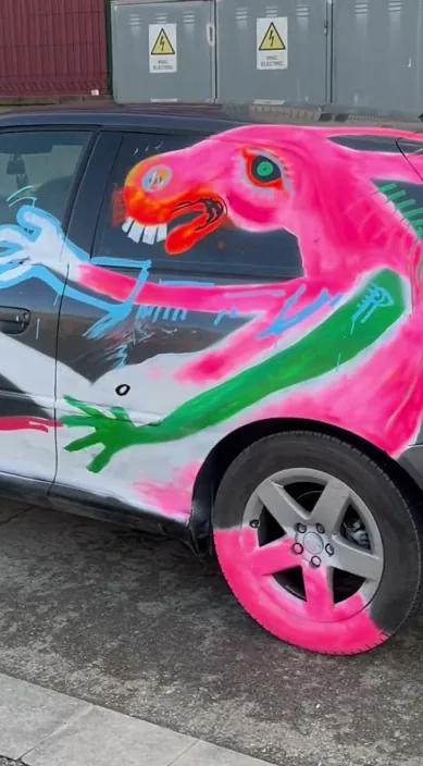 El coche fantástico – arte urbano en Barcelona: escena del vídeo de Art Is Trash de Francisco de Pájaro