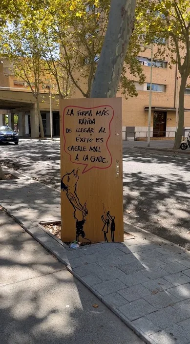 Tabla de madera con una frase sobre el éxito, colocada en la calle, de Francisco de Pájaro, Art Is Trash, Barcelona