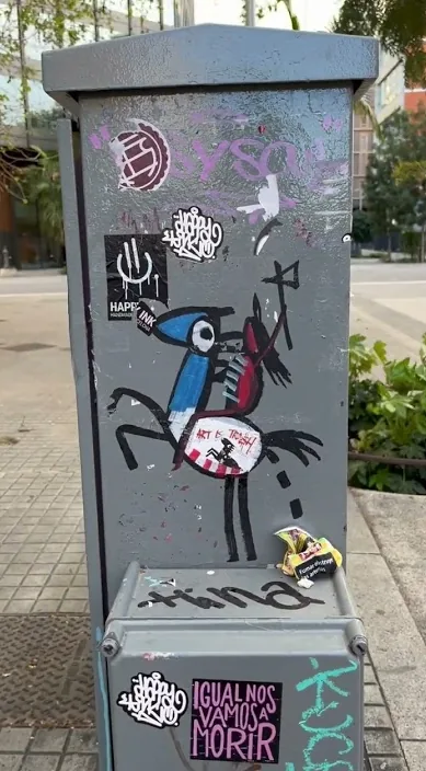 Уличный воин www. (El guerrero callejero www. es) – стрит-арт, Барселона: кадр из видео Art Is Trash Франсиско де Пахаро