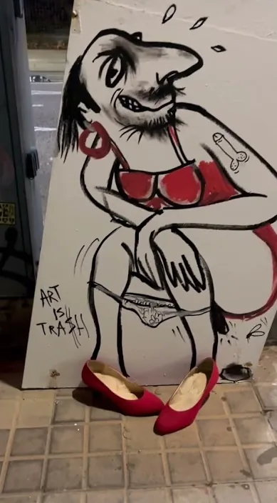 红色的女人有个子www。 (El mujer de rojo tiene un antojo www. es) – 巴塞罗那街头艺术：Francisco de Pájaro 的 Art Is Trash 视频画面