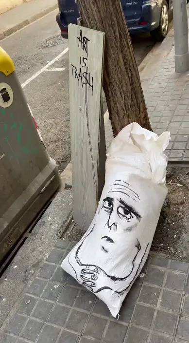 Der Onkel der Tasche. ist (El tío del saco. es) – Street-Art in Barcelona: Szene aus dem Art-Is-Trash-Video von Francisco de Pájaro