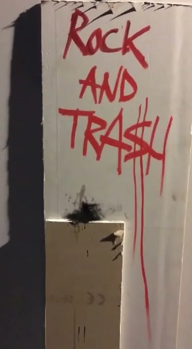 Elvis trash – arte urbano en Barcelona: escena del vídeo de Art Is Trash de Francisco de Pájaro