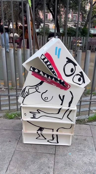 embarassada (Embarazo) – art urbà a Barcelona: escena del vídeo d'Art Is Trash de Francisco de Pájaro