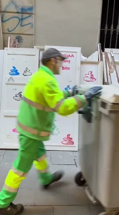 在BCN吃得非常好。 (En BCN se come muy bien www. es) – 街头艺术：Francisco de Pájaro 的 Art Is Trash 视频画面