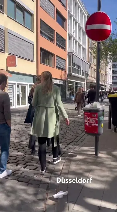 O mercado de Düsseldorf (En el mercado de düsseldorf) – arte de rua: cena do vídeo de Art Is Trash de Francisco de Pájaro