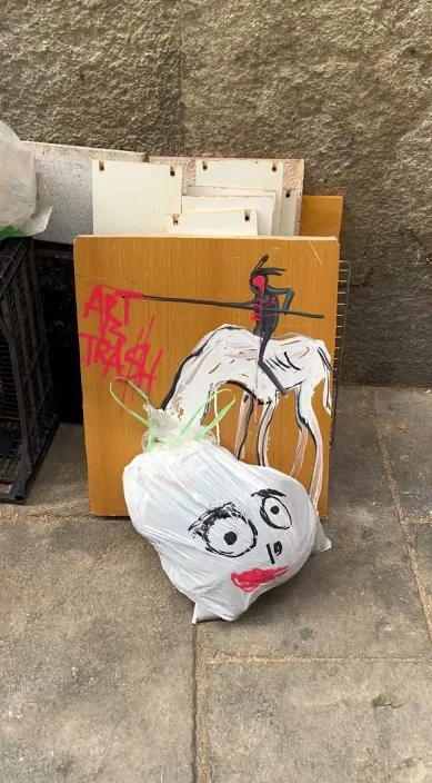 ゴミの中 (En la basura) – バルセロナのストリートアート:Francisco de Pájaro による Art Is Trash の動画のワンシーン