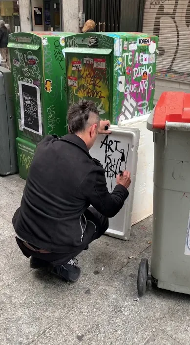 En las calles de Madrid – street art: scene from the Art Is Trash video by Francisco de Pájaro