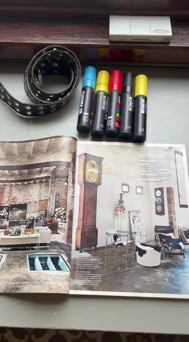 雑誌 (En revista) – バルセロナのストリートアート:Francisco de Pájaro による Art Is Trash の動画のワンシーン