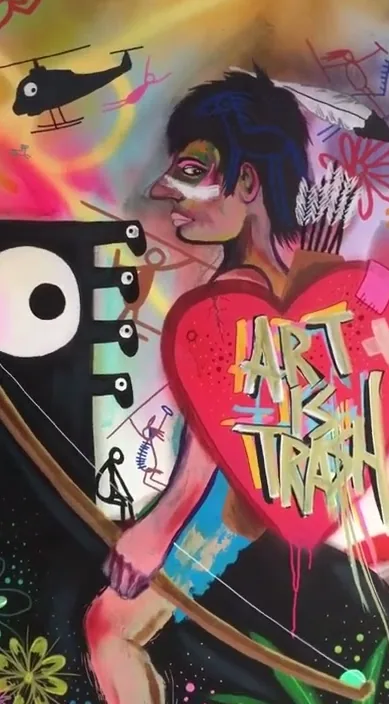 花の間 (Entre Flores) – バルセロナのストリートアート:Francisco de Pájaro による Art Is Trash の動画のワンシーン