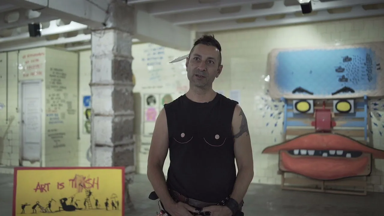 Entrevue (Entrevista) – street art à Barcelone : scène de la vidéo Art Is Trash de Francisco de Pájaro