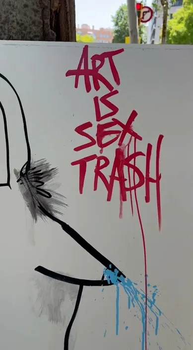 Эротика (Erotica) – стрит-арт, Барселона: кадр из видео Art Is Trash Франсиско де Пахаро