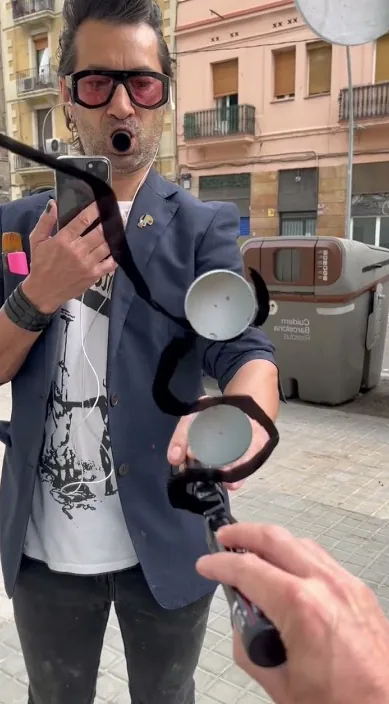 Spejlet (Espejo) – gadekunst i Barcelona: scene fra Art Is Trash-videoen af Francisco de Pájaro