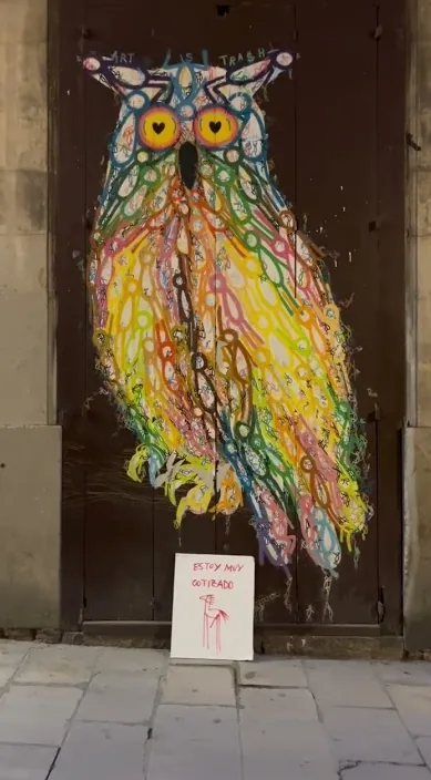 Jeg er meget interesseret i www. (Estoy muy cotizado www. es) – gadekunst i Barcelona: scene fra Art Is Trash-videoen af Francisco de Pájaro