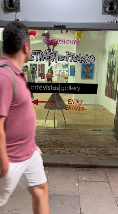 10月29日(日)終了しましたwww (FINALIZA EL 29 Octubre. www. es) – バルセロナのストリートアート:Francisco de Pájaro による Art Is Trash の動画のワンシーン