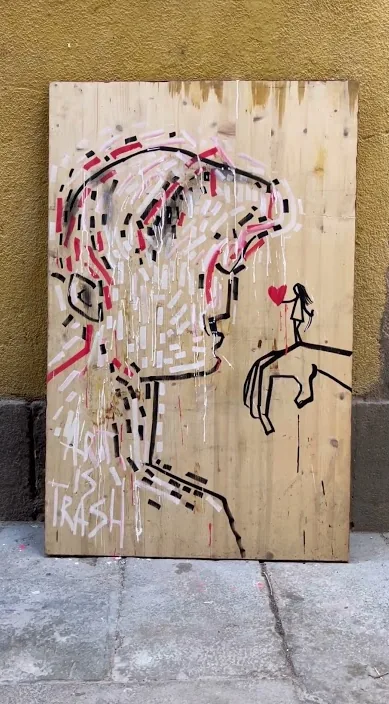 Напротив фронта (Frente a frente) – стрит-арт, Барселона: кадр из видео Art Is Trash Франсиско де Пахаро