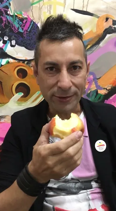 Fruto proibido www. é (Fruta prohibida www. es) – arte de rua em Barcelona: cena do vídeo de Art Is Trash de Francisco de Pájaro