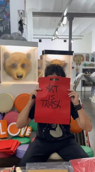 Galeria artevistes BCN. www. es – art urbà: escena del vídeo d'Art Is Trash de Francisco de Pájaro