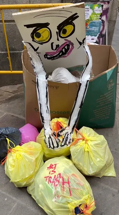 Gracias por el aplauso – arte urbano en Barcelona: escena del vídeo de Art Is Trash de Francisco de Pájaro