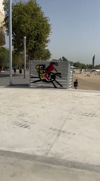Guerreiro em Barcelona (Guerrero en barcelona) – arte de rua: cena do vídeo de Art Is Trash de Francisco de Pájaro