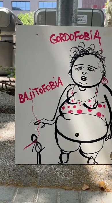 Cal callar en general. (Hay que callar por lo general) – art urbà a Barcelona: escena del vídeo d'Art Is Trash de Francisco de Pájaro