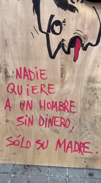 Hombre – arte urbano en Barcelona: escena del vídeo de Art Is Trash de Francisco de Pájaro