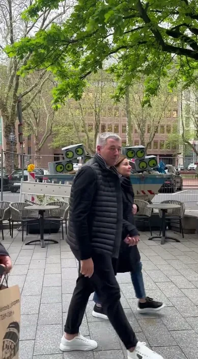 I dag i Düsseldorf (Hoy en düsseldorf) – gadekunst: scene fra Art Is Trash-videoen af Francisco de Pájaro