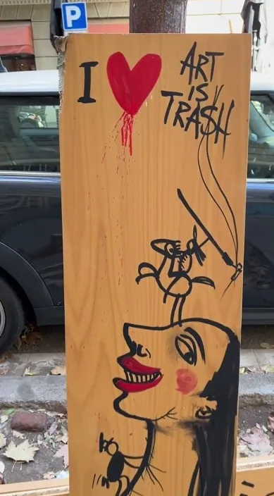 I LOVE TRASH www. (I love trash www. es) – バルセロナのストリートアート:Francisco de Pájaro による Art Is Trash の動画のワンシーン