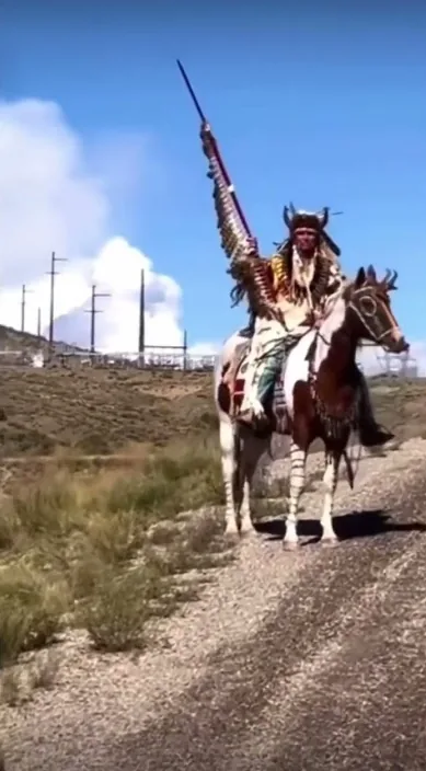 El poder indi (Indian power) – art urbà a Barcelona: escena del vídeo d'Art Is Trash de Francisco de Pájaro