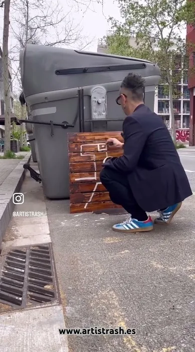 Índio a cavalo (Indio a caballo) – arte de rua em Barcelona: cena do vídeo de Art Is Trash de Francisco de Pájaro