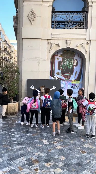 Instalação em Cartago (Instalación en cartagena) – arte de rua em Barcelona: cena do vídeo de Art Is Trash de Francisco de Pájaro