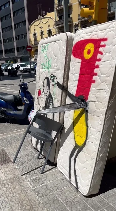Instalación espontánea es – street art in Barcelona: scene from the Art Is Trash video by Francisco de Pájaro