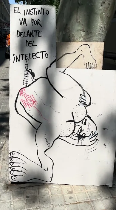 Instint (Instinto) – art urbà a Barcelona: escena del vídeo d'Art Is Trash de Francisco de Pájaro
