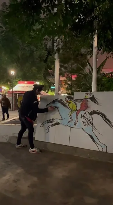 Ginevra ad Atene. www. è (Jinete en atenas. www. es) – street art a Barcellona: scena dal video di Art Is Trash di Francisco de Pájaro