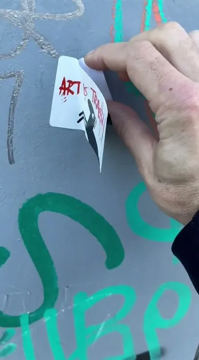 Kys mig, det er (Kiss me. es) – gadekunst i Barcelona: scene fra Art Is Trash-videoen af Francisco de Pájaro