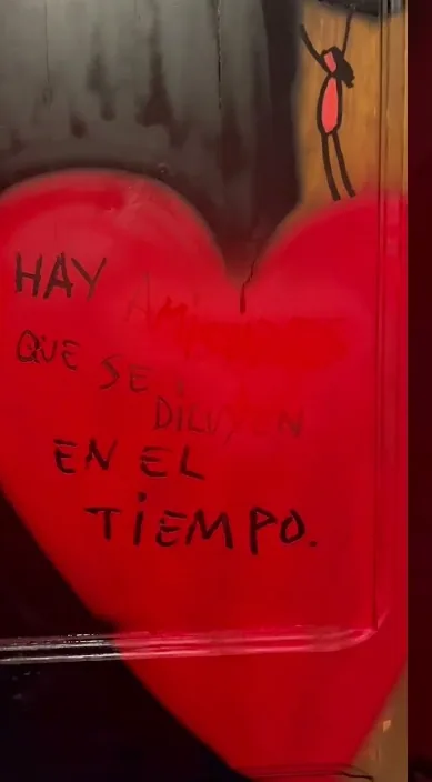 友情 (La amistad) – 巴塞罗那街头艺术:Francisco de Pájaro 的 Art Is Trash 视频画面