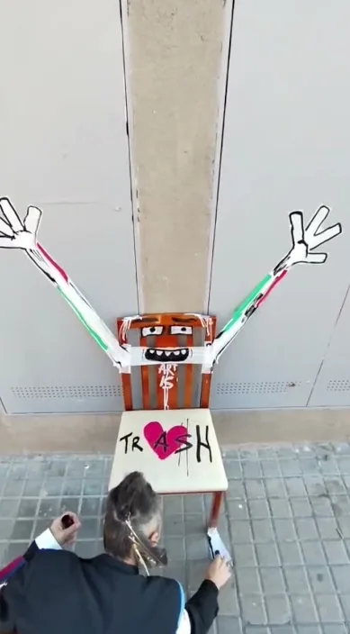 Læreren af skraldet (La aprendiz de la basura) – gadekunst i Barcelona: scene fra Art Is Trash-videoen af Francisco de Pájaro