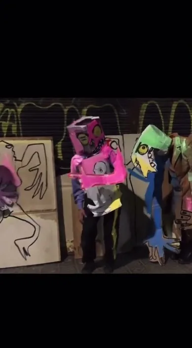Det er et skraldespand. www. (La danza de la basura. www. es) – gadekunst i Barcelona: scene fra Art Is Trash-videoen af Francisco de Pájaro