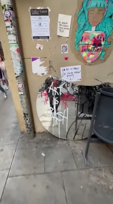 ヒロインは、 (La heroína. es) – バルセロナのストリートアート:Francisco de Pájaro による Art Is Trash の動画のワンシーン