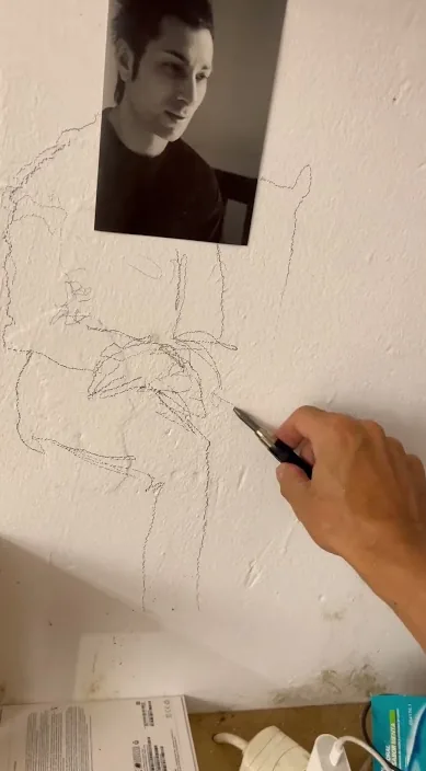 La inspiració et ve treballant. www.es – art urbà a Barcelona: escena del vídeo d'Art Is Trash de Francisco de Pájaro