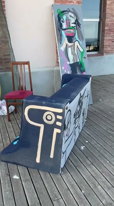 テーブル設定は (La mesa puesta es) – バルセロナのストリートアート：Francisco de Pájaro による Art Is Trash の動画のワンシーン