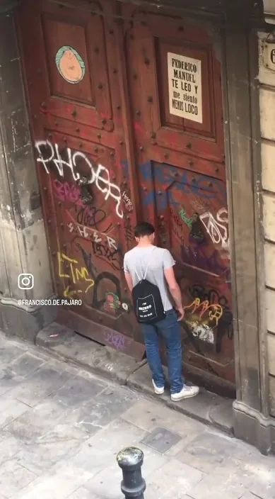La porta (La puerta) – art urbà a Barcelona: escena del vídeo d'Art Is Trash de Francisco de Pájaro