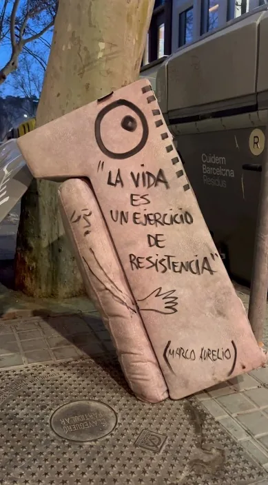 A vida (La vida) – arte de rua em Barcelona: cena do vídeo de Art Is Trash de Francisco de Pájaro