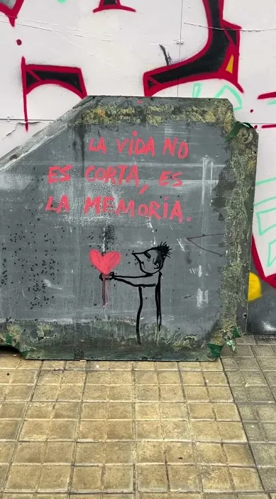 Livet (La vida) – gadekunst i Barcelona: scene fra Art Is Trash-videoen af Francisco de Pájaro