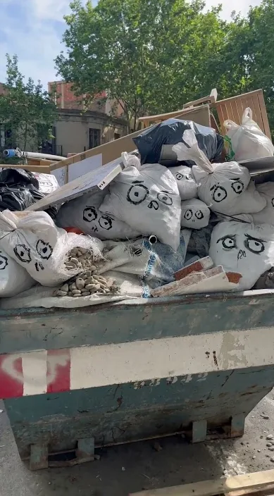 Livet er spændende, det er (La vida es muy emocionante. es) – gadekunst i Barcelona: scene fra Art Is Trash-videoen af Francisco de Pájaro