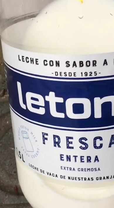 Leite fresco no lixo (Leche fresca en la basura) – arte de rua em Barcelona: cena do vídeo de Art Is Trash de Francisco de Pájaro