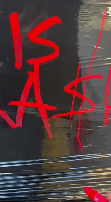 Livre pensamento www. é (Libre pensamiento www. es) – arte de rua em Barcelona: cena do vídeo de Art Is Trash de Francisco de Pájaro