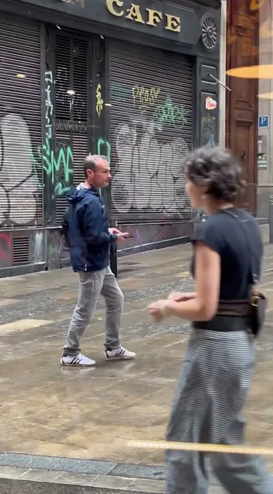 pluie (Lluvia) – street art à Barcelone : scène de la vidéo Art Is Trash de Francisco de Pájaro