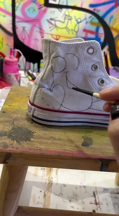 Love – バルセロナのストリートアート：Francisco de Pájaro による Art Is Trash の動画のワンシーン