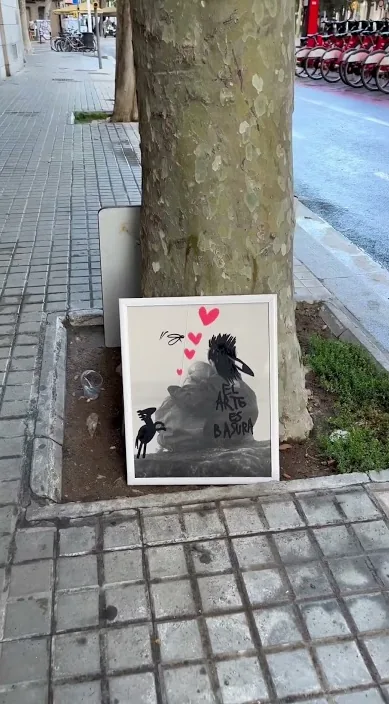 LOVE IS (Love es) – バルセロナのストリートアート:Francisco de Pájaro による Art Is Trash の動画のワンシーン